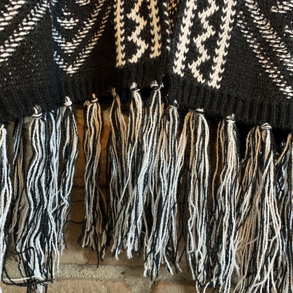 Fresh - Women’s Fringed Zig Zag Shawl Poncho Wrap Size Small 100% Acrylic - Picture 2 of 7